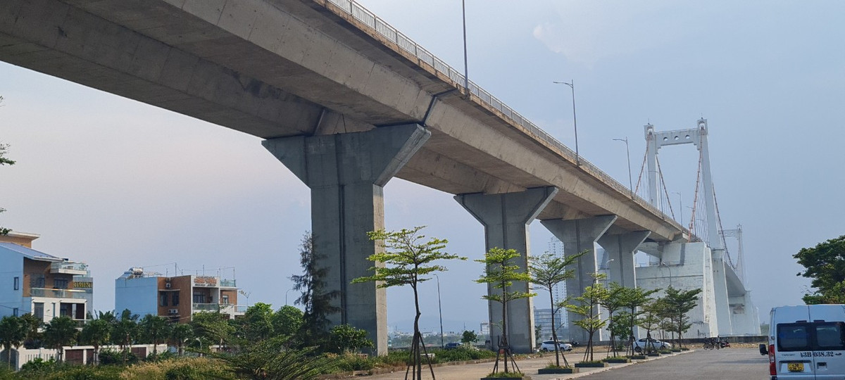 Trước mặt là cầu Thuận Phước, nơi con sông Hàn đổ ra biển tại cửa vịnh Đà Nẵng.