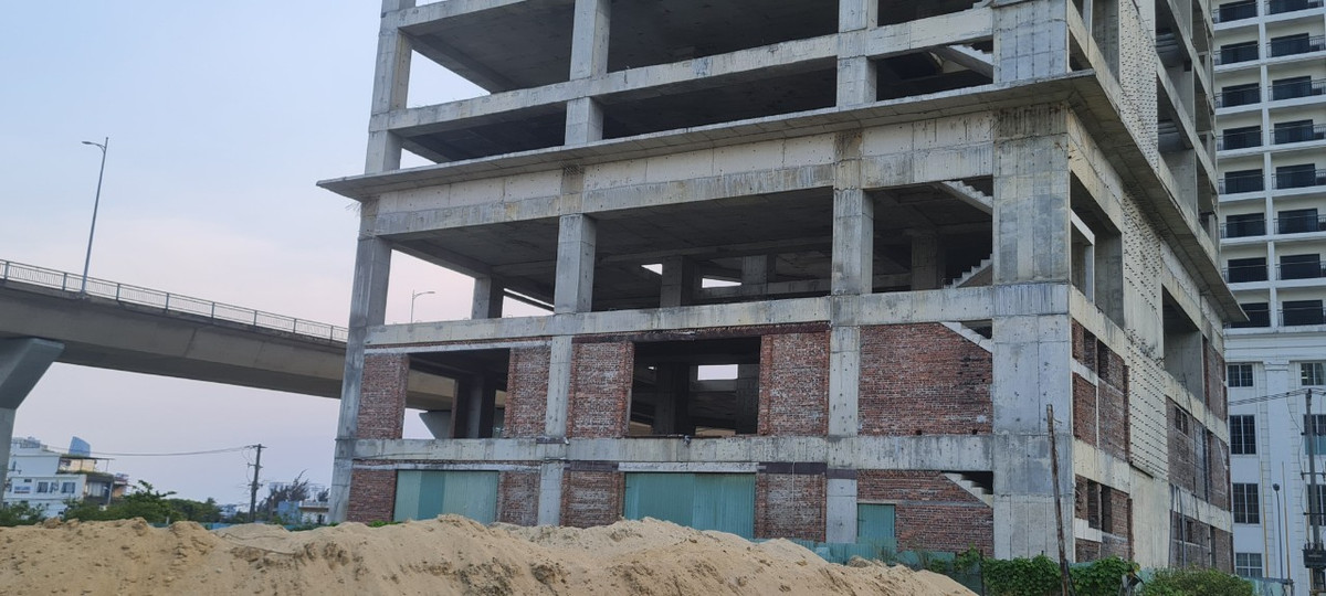 Nhiều hạng mục công trình được xây dựng dang dở đã bắt đầu nhuốm màu thời gian.