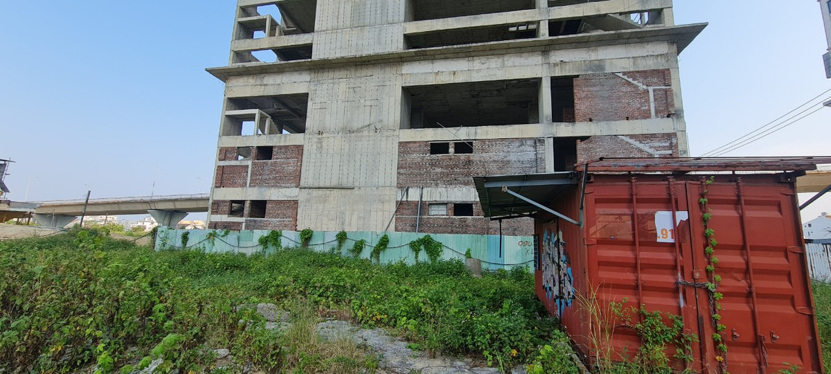 Trái ngược với vẻ đẹp độc đáo của cây cầu treo dây võng dài nhất Việt Nam ngay bên cạnh, bao quanh công trình là cỏ dại ngập lối.