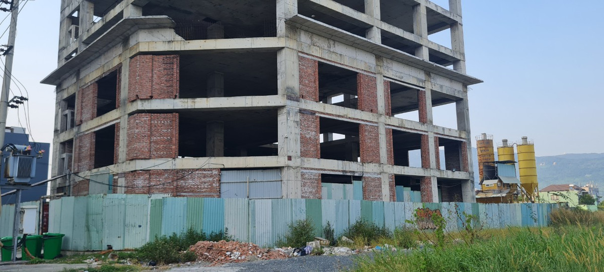 Xung quanh công trình trở thành nơi đổ rác thải.