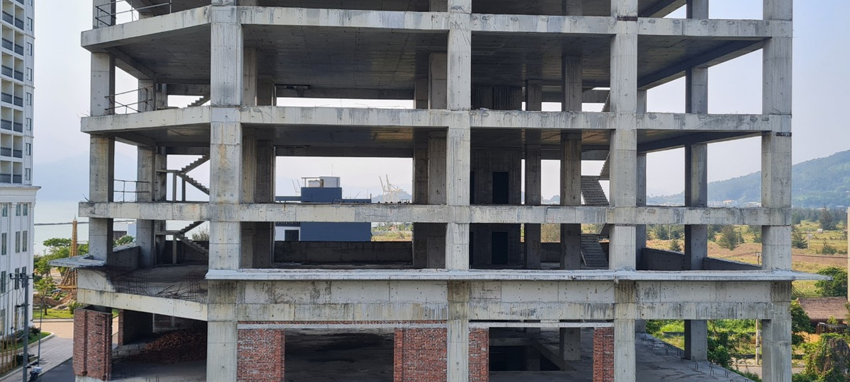 Nhìn xuyên qua công trình có thể thấy dãy Sơn Trà và biển, một khung cảnh tuyệt đẹp giữa non nước trời mây.