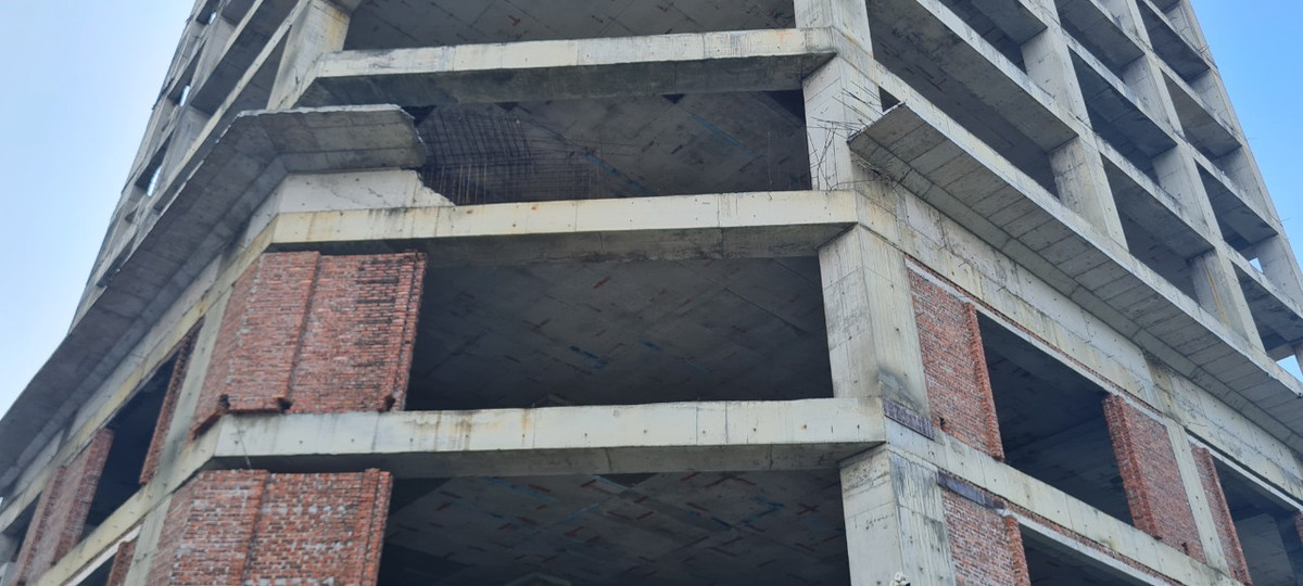 Một vài tầng được xây tường dang dở, còn lại "trống hoác".