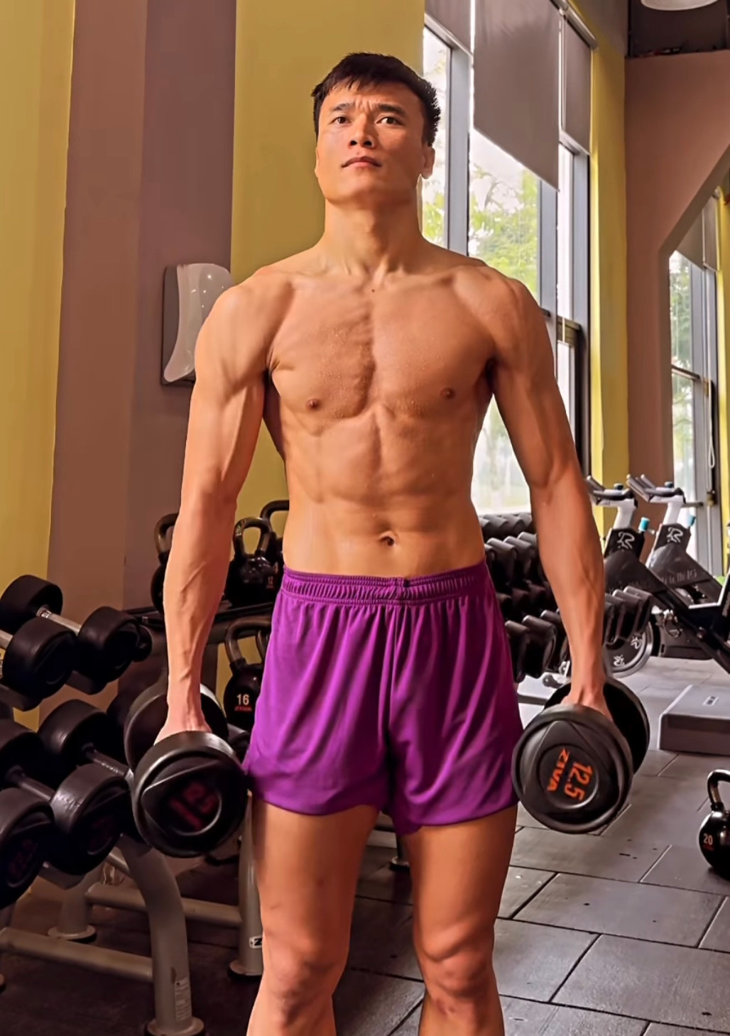 Cham tap Gym, thu mon Bui Tien Dung khoe co bap cuon cuon