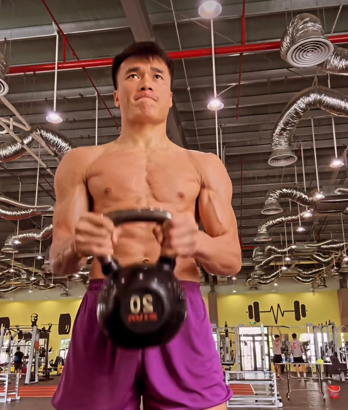 Không khó để nhận ra thủ môn Bùi Tiến Dũng rất thích tập Gym và tập rất chăm chỉ.