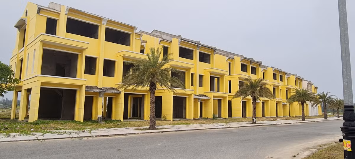 Ngoài lớp sơn màu vàng "bắt mắt" thì chưa thể hình dung dãy biệt thự này sẽ đáng "đồng tiền bát gạo" thế nào khiến những người đã trót "xuống tiền" như ngồi trên đống lửa.