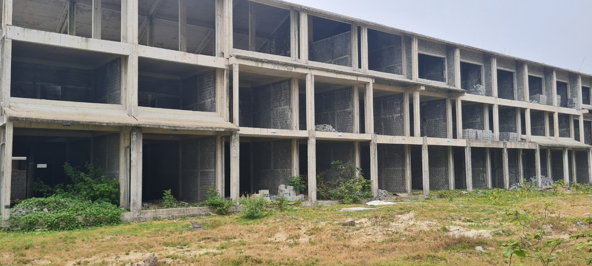 Homeland Paradise Village từng được giới thiệu là một siêu phẩm ngay giữa lòng Nam Đà Nẵng được xây dựng theo phong cách cổ kính Hội An, giờ vắng lặng không một bóng người.