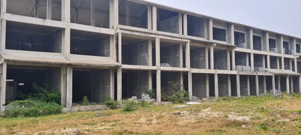 Homeland Paradise Village từng được giới thiệu là một siêu phẩm ngay giữa lòng Nam Đà Nẵng được xây dựng theo phong cách cổ kính Hội An, giờ vắng lặng không một bóng người.