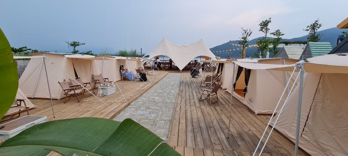 Camping cũng là dịch vụ được các bạn trẻ yêu thích.