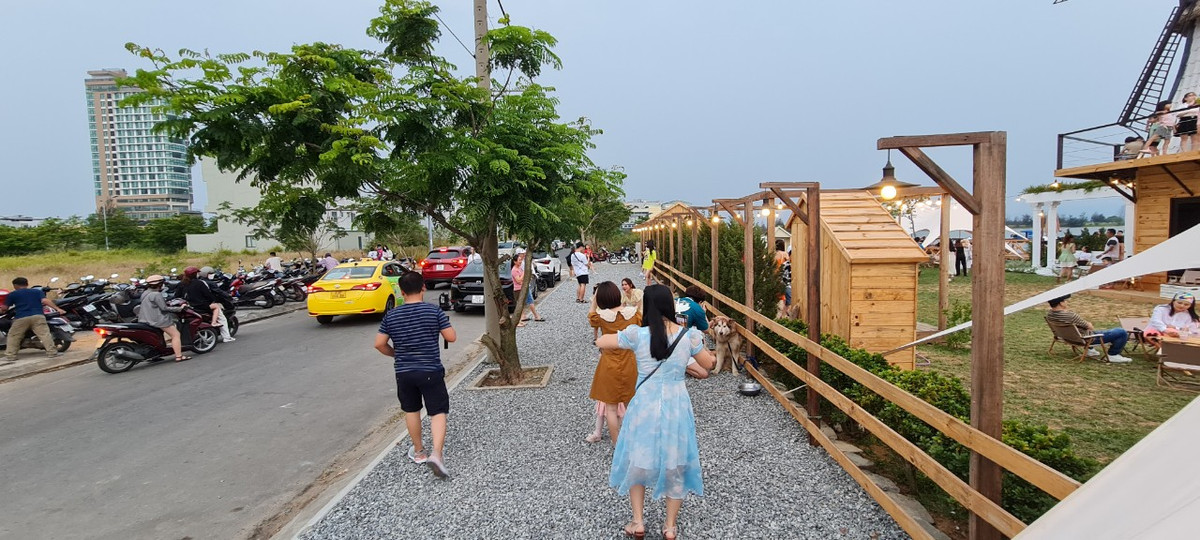 Chiều cuối tuần, con đường vắng vẻ trên địa bàn phường Nại Hiên Đông, quận Sơn Trà bỗng nhộn nhịp khác thường.