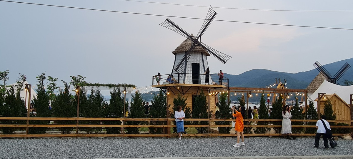 Đông đảo nhất là giới trẻ với đủ tư thế tạo dáng.