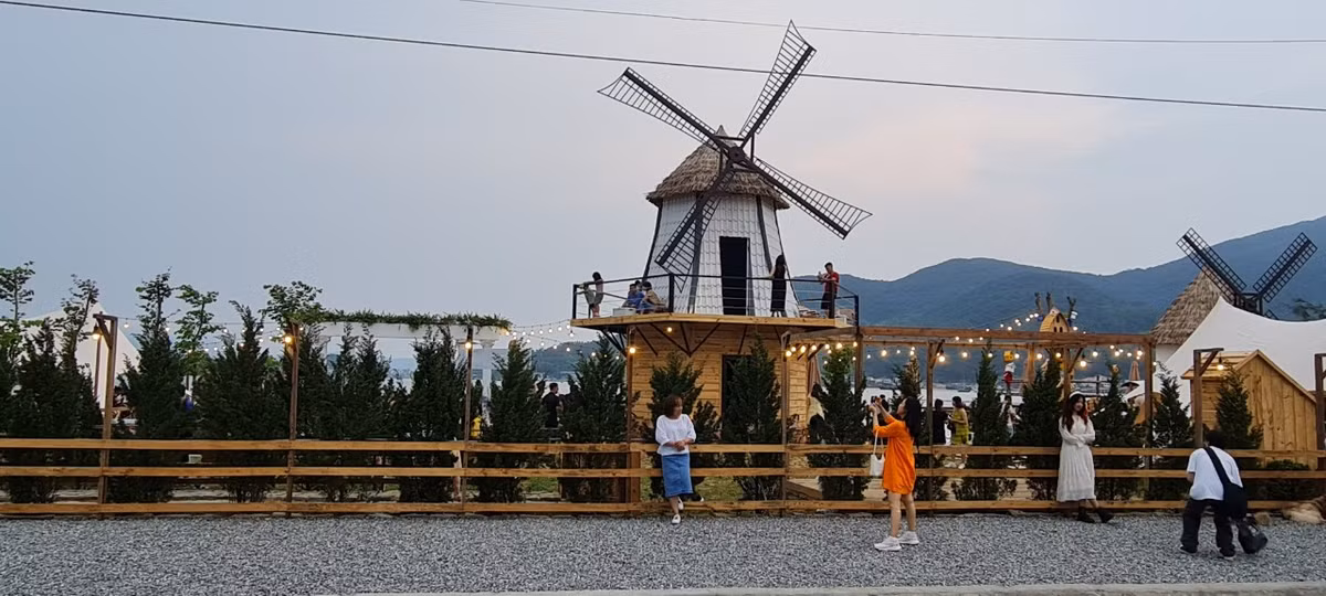 Đông đảo nhất là giới trẻ với đủ tư thế tạo dáng.