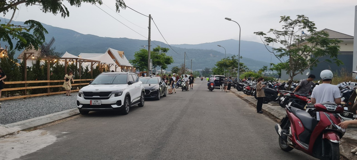 Người xe tấp nập ghé vào điểm check in mới khai trương ở khu vực này khiến một đoạn đường chật như nêm.