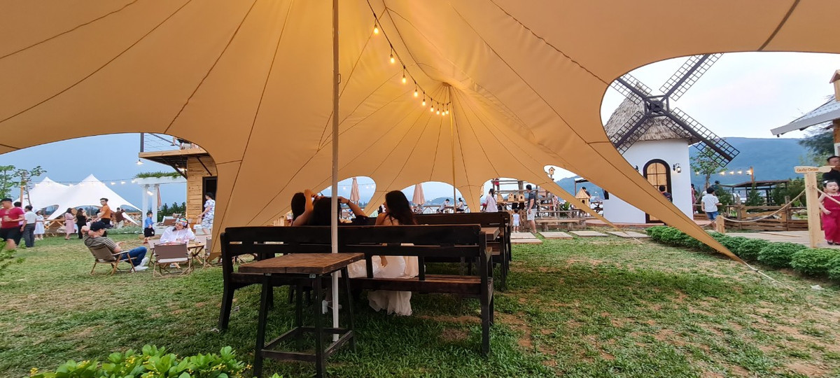 Nhiều du khách cho biết, họ ghé đến vì nơi đây có cả không gian cho gia đình và nhóm đông người.