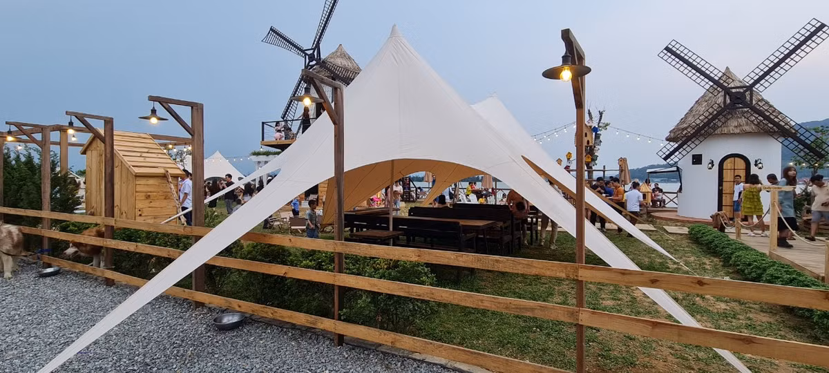 Thiết kế độc đáo, lạ mắt cùng với không gian thơ mộng dưới chân cầu Thuận Phước là điểm nhấn thu hút đông đảo mọi người ghé đến điểm check- in mới nổi này.