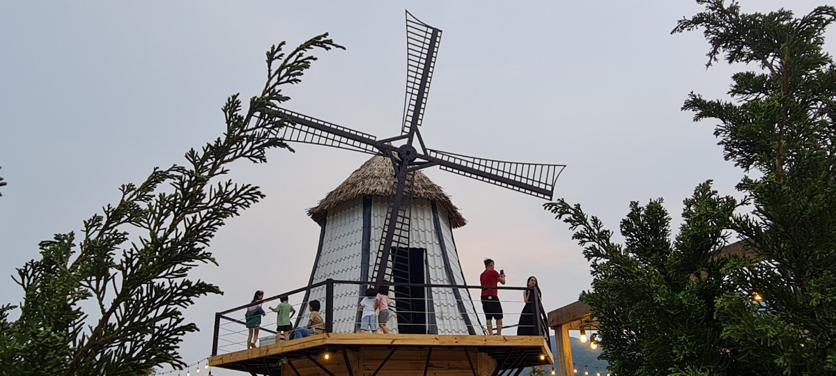 Một mô hình độc đáo, được nhiều người yêu thích tại quán café kết hợp camping này.