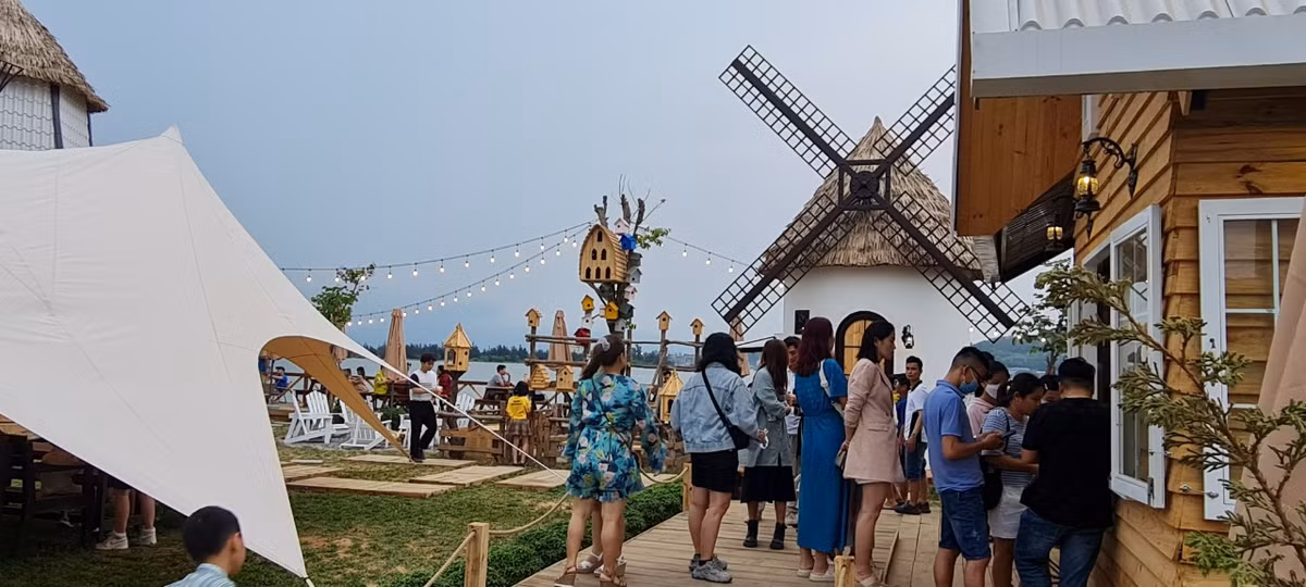 Và xếp hàng chờ đợi trước quầy dịch vụ...