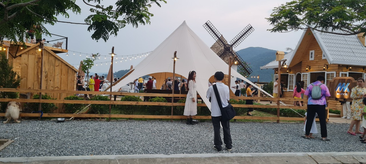 Không khí nhộn nhịp như trên phim trường...