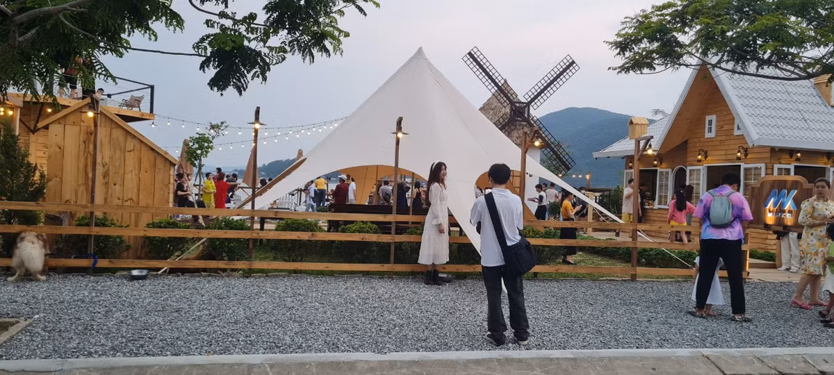 Không khí nhộn nhịp như trên phim trường...