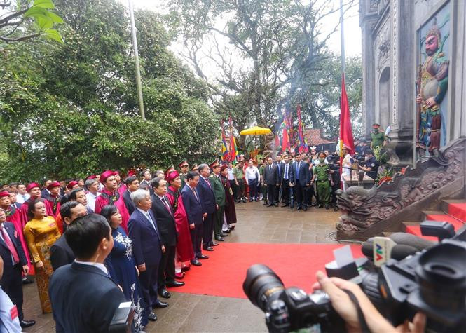 Chủ tịch nước Võ Văn Thưởng cùng các vị lãnh đạo Đảng, Nhà nước, lãnh đạo các ban, bộ, ngành Trung ương và các tỉnh, thành phố cùng đông đảo người dân đã dâng lễ, dâng hương tưởng niệm các Vua Hùng.