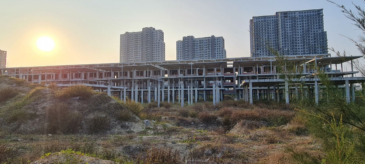 Ngổn ngang các dãy nhà chưa hoàn thiện tại khu vực dự án.