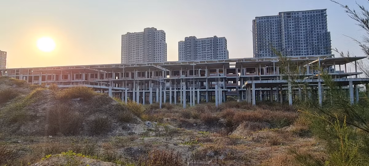 Ngổn ngang các dãy nhà chưa hoàn thiện tại khu vực dự án.