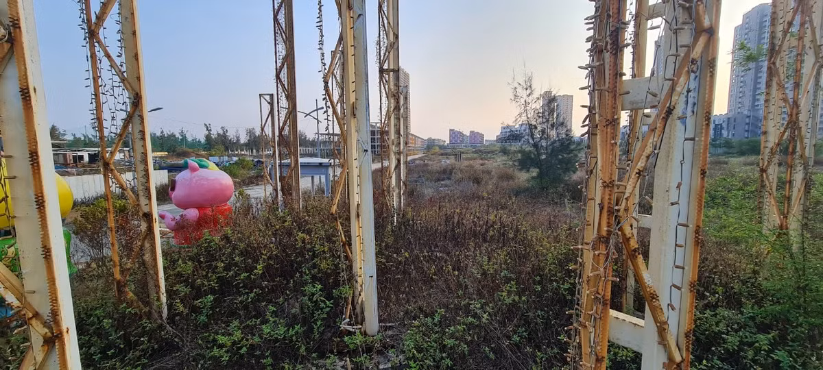 Được khởi công vào giữa năm 2016, dự án chia thành nhiều giai đoạn đầu tư.