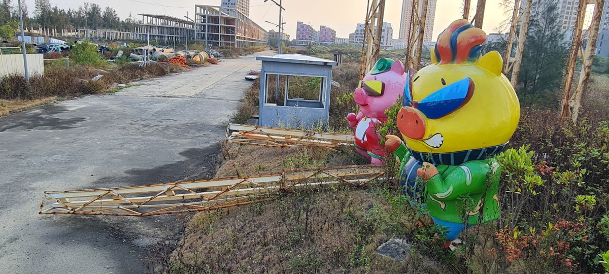 uy nhiên, giờ đây khung cảnh hoang tàn tại siêu dự án đình đám này khiến người ta phải giật mình.