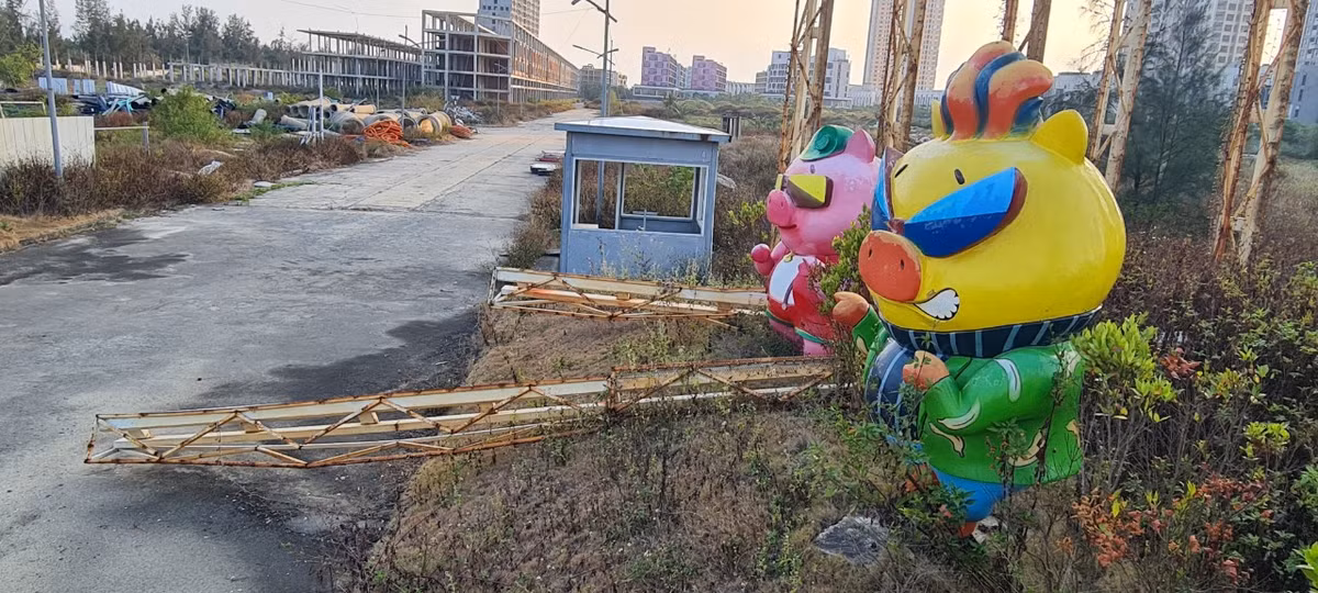 Tuy nhiên, giờ đây khung cảnh hoang tàn tại siêu dự án đình đám này khiến người ta phải giật mình.