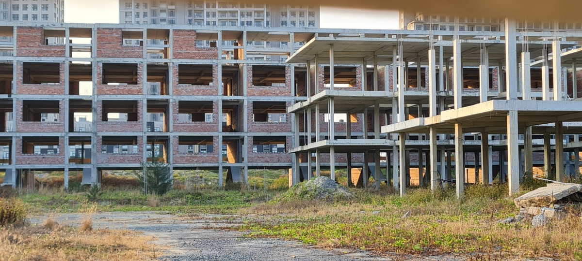 Nhiều hạng mục đang dần trở nên hoang phế, cỏ dại bò khắp lối.