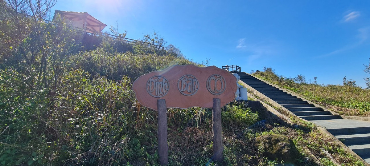 Đỉnh Bàn Cờ, nơi có độ cao khoảng 700m so với mực nước biển, hiện ra trước mắt.