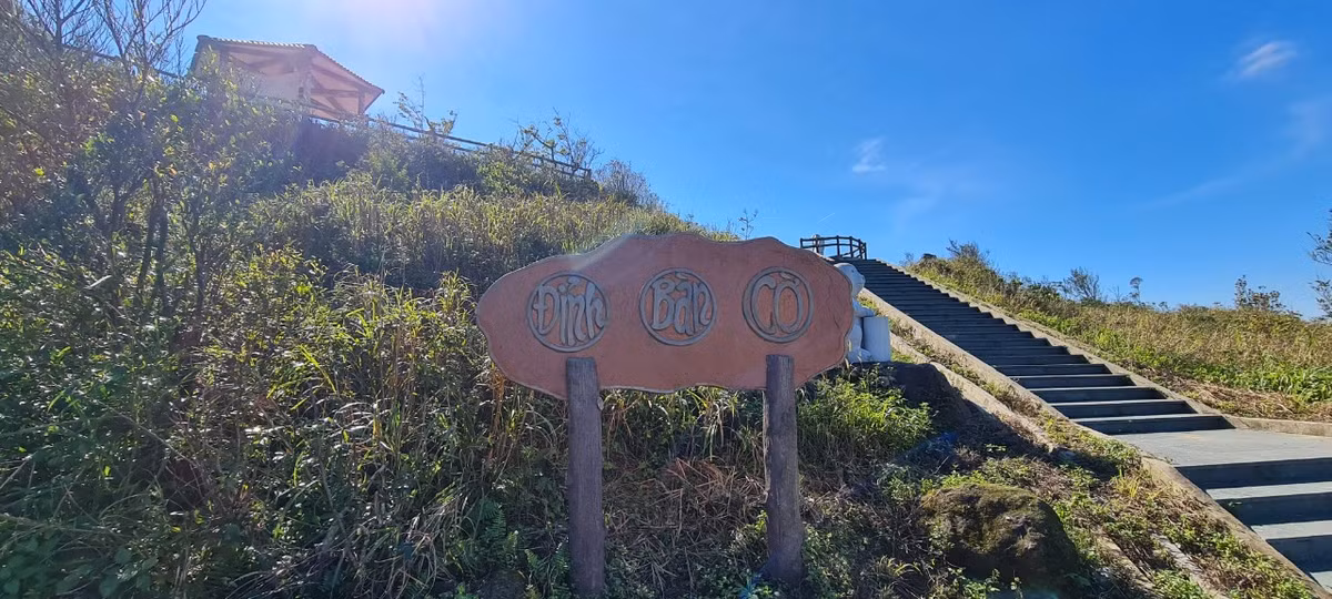 Đỉnh Bàn Cờ, nơi có độ cao khoảng 700m so với mực nước biển, hiện ra trước mắt.