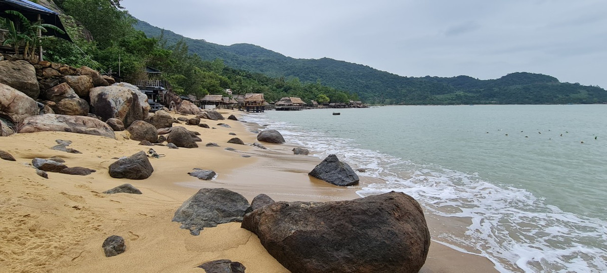 Khung cảnh hoang sơ, bãi cát trắng mịn, nước biển trong xanh cùng những tảng đá nhấp nhô với đủ kích thước...
