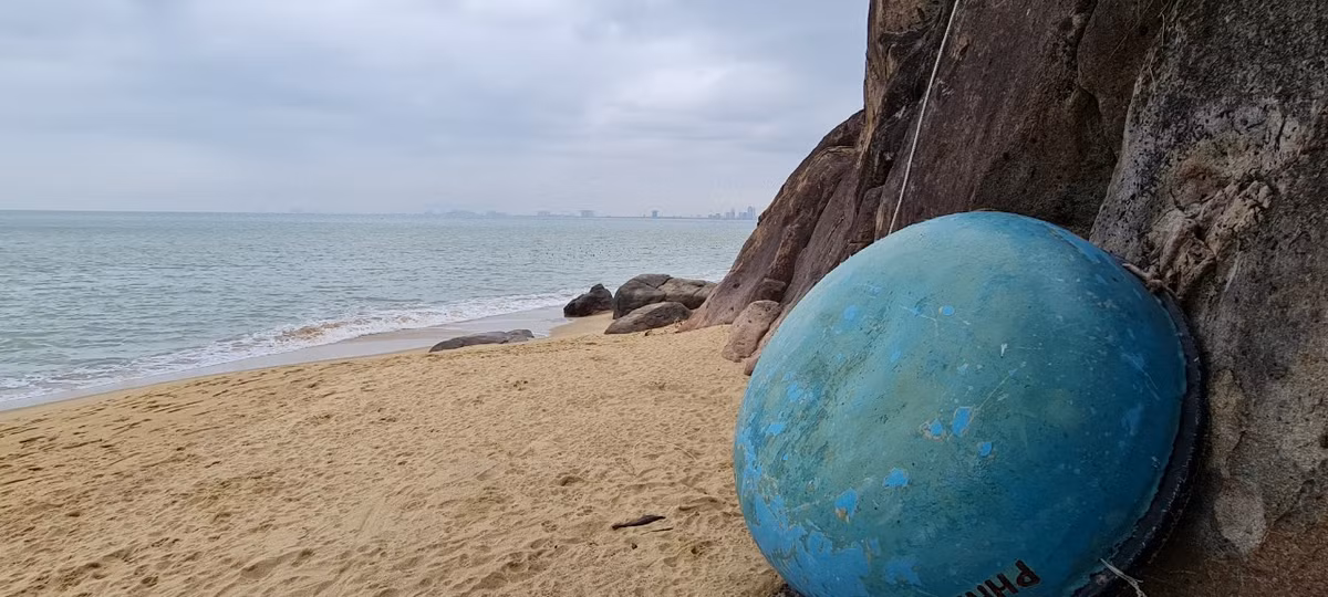 Bãi Rạng - một trong những bãi biển hoang sơ đẹp nhất của bán đảo Sơn Trà. Nếu bạn đang tìm kiếm một địa điểm du lịch thuần túy thiên nhiên với những nét đẹp hoang sơ của tạo hóa thì Bãi Rạng chính là điểm đến tuyệt vời không nên bỏ qua.