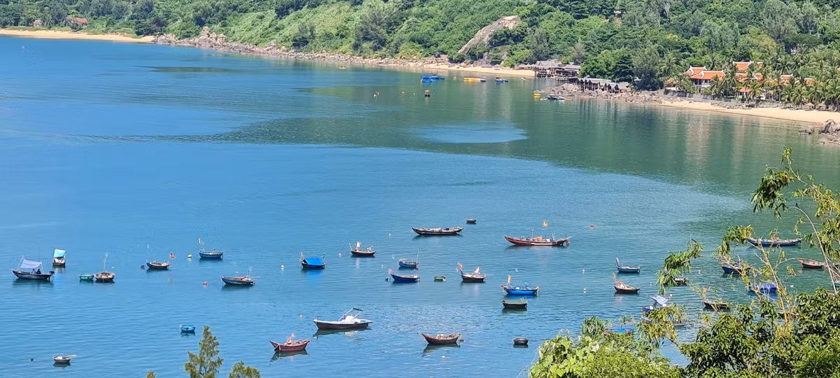 Vòng quanh chân núi có nhiều bãi cát trắng mịn như Bãi Bàng, Bãi Rạng, Bãi Bụt, Bãi Nam ... với khung cảnh tuyệt đẹp.