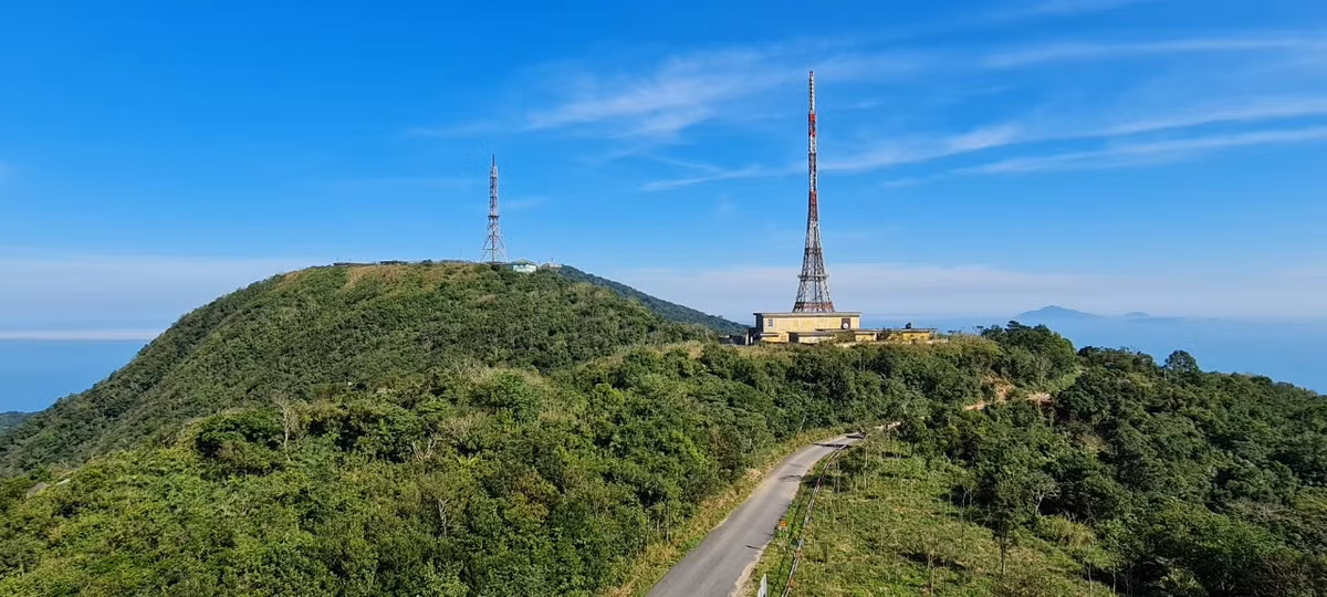 Từ Nhà Vọng Cảnh, di chuyển thêm vài km giữa khung cảnh thiên nhiên tuyệt đẹp...