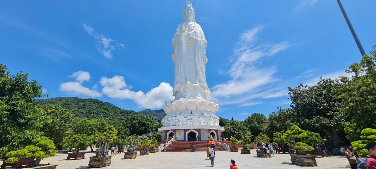 Đặc biệt, tại chùa Linh Ứng Sơn Trà có tượng Phật Quan Thế Âm được xem là cao nhất Việt Nam (cao 67m, đường kính tòa sen 35m). Tượng đứng tựa lưng vào núi, hướng ra biển, đôi mắt hiền từ nhìn xuống, một tay bắt ấn tam muội, tay kia cầm bình nước cam lồ như rưới an bình cho những ngư dân đang vươn khơi xa.