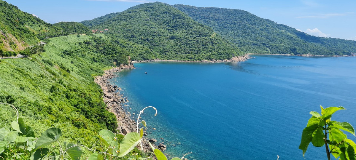 Nằm cách trung tâm Đà Nẵng 10 km về phía Đông Bắc, bán đảo Sơn Trà là một món quà, là viên ngọc quý mà thiên nhiên ban tặng cho thành phố này.