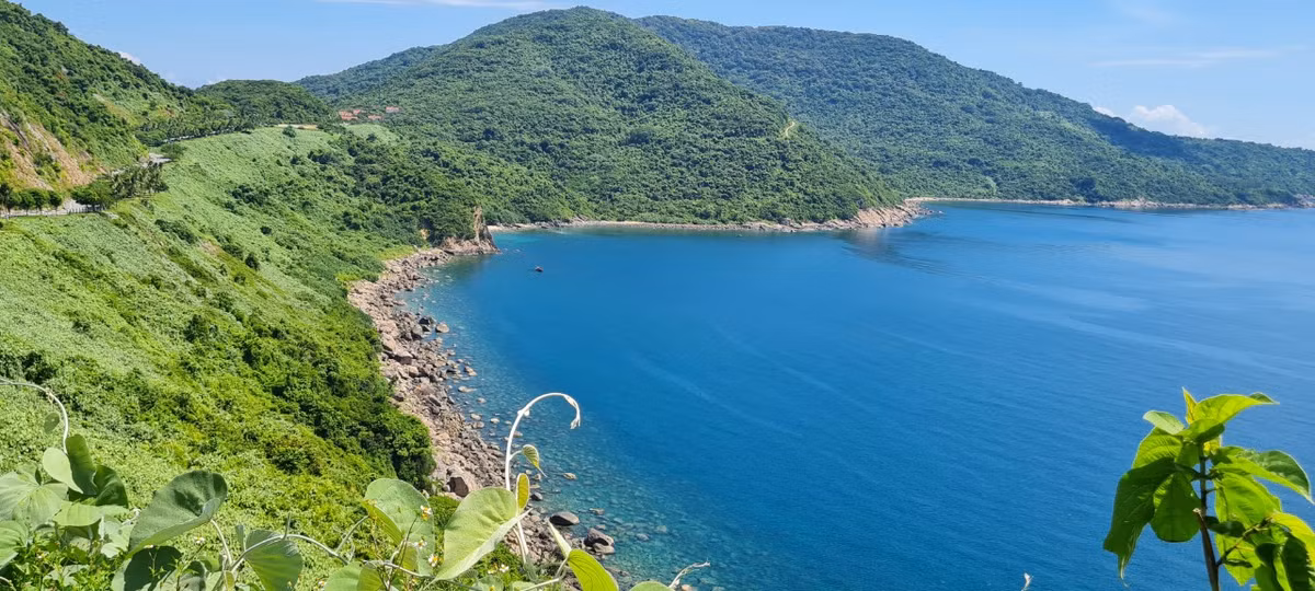Nằm cách trung tâm Đà Nẵng 10 km về phía Đông Bắc, bán đảo Sơn Trà là một món quà, là viên ngọc quý mà thiên nhiên ban tặng cho thành phố này.