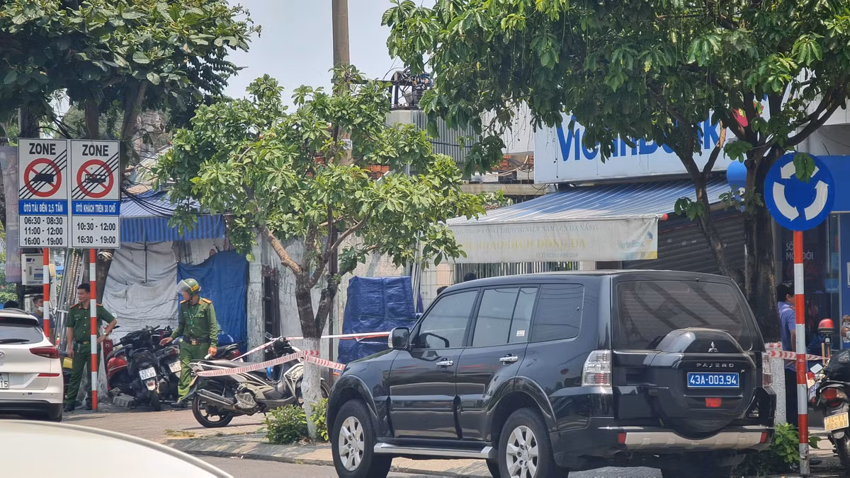 Trong quá trình truy bắt, công an đã thu giữ bộ áo quần và khẩu súng nhựa mà đối tượng đã sử dụng khi thực hiện vụ cướp và bỏ lại ven con đường ở quận Sơn Trà.