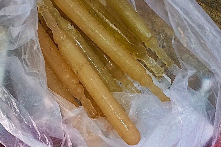 Ngày 20/4, vào giờ ra chơi, 16 học sinh lớp 2 Trường tiểu học Quế Hiệp, huyện Quế Sơn có mua kem ống trước cổng trường ăn. Sau đó, các học sinh này có triệu chứng mệt mỏi, nôn mửa và được thầy cô giáo đưa đến Trung tâm Y tế huyện Quế Sơn thăm khám, điều trị. UBND huyện Quế Sơn đã chỉ đạo cơ quan công an phối hợp lực lượng chức năng vào cuộc điều tra, lấy mẫu kem gửi đi kiểm nghiệm để làm rõ nguyên nhân vụ việc.