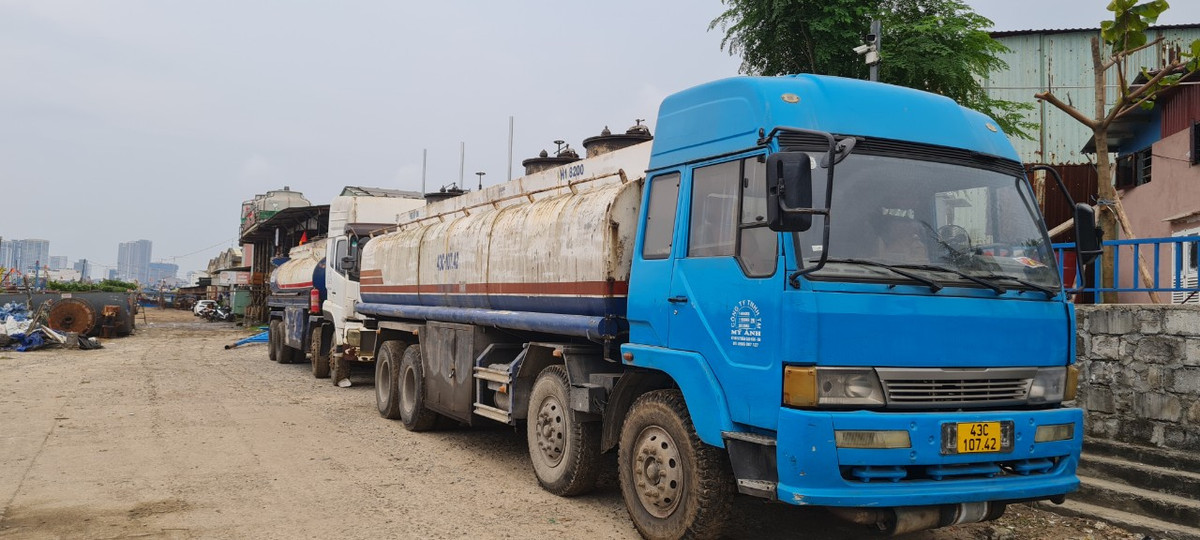 Cạnh đó là loạt xe bồn chở nhiên liệu đang đợi sẵn.