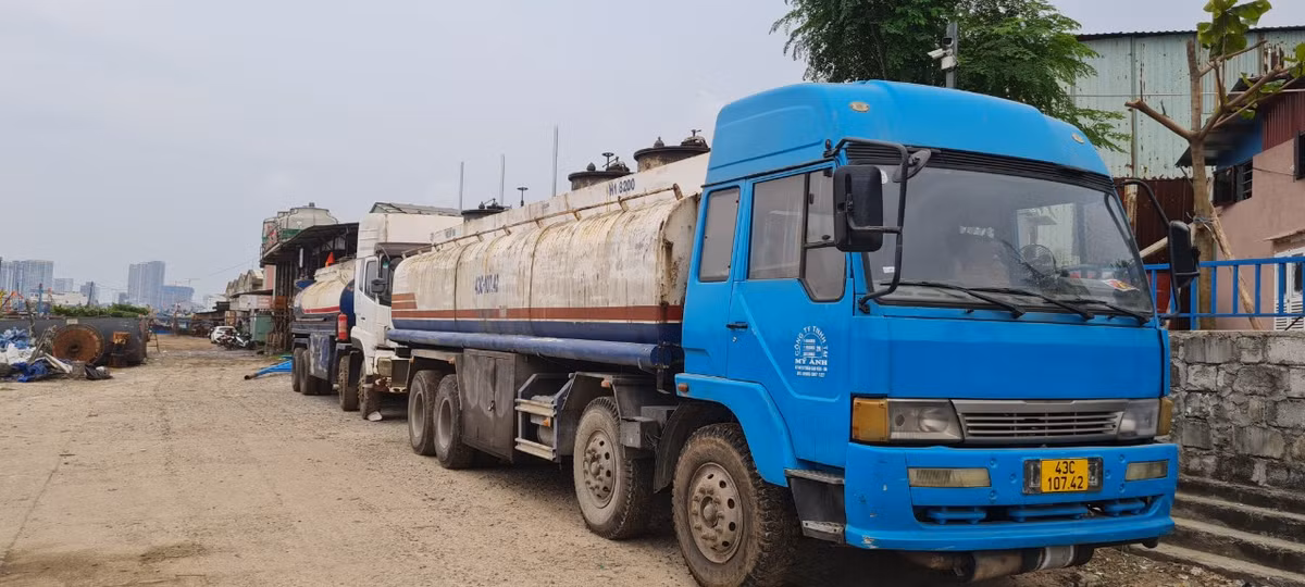 Cạnh đó là loạt xe bồn chở nhiên liệu đang đợi sẵn.