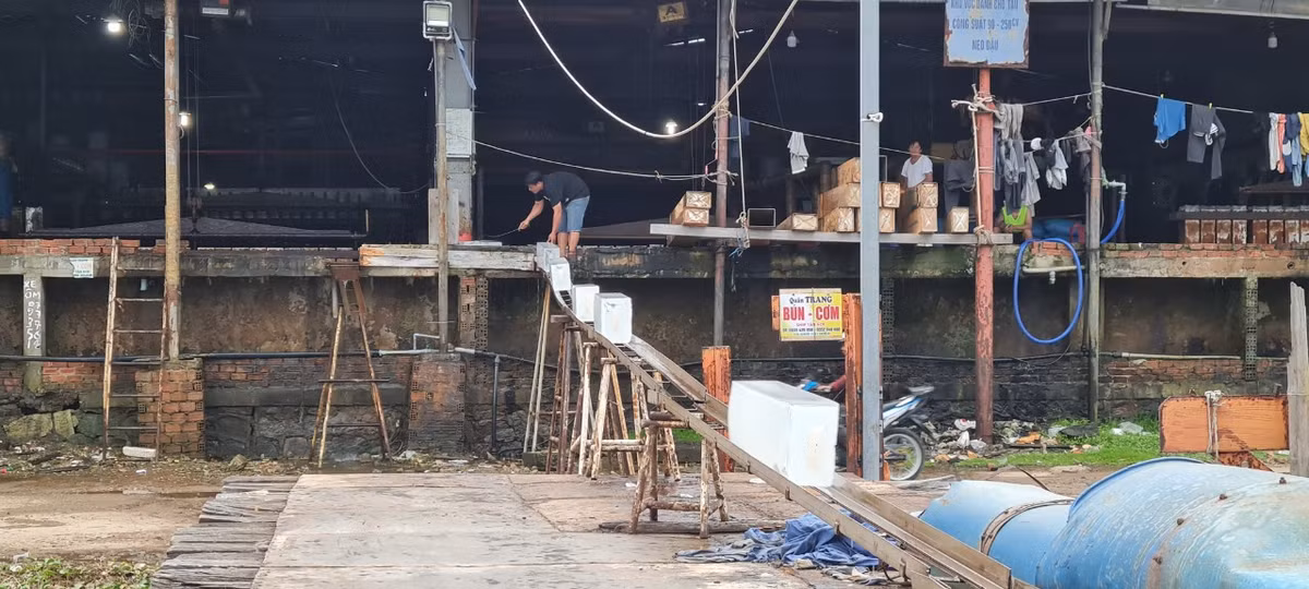 Băng chuyền vận chuyển đá lạnh từ nhà máy ra tàu.