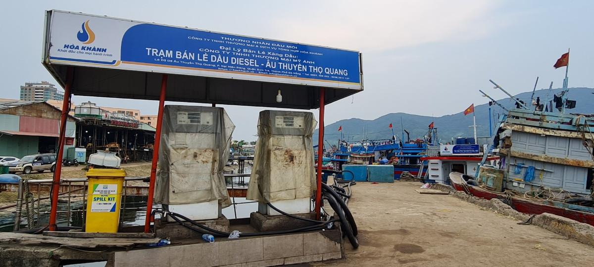 Trạm bơm nhiên liệu phục vụ cho các tàu thuyền.