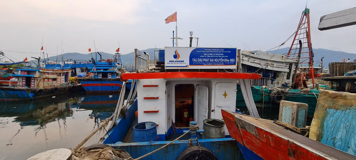 Có cả tàu chở nhiên liệu phục vụ tận nơi.