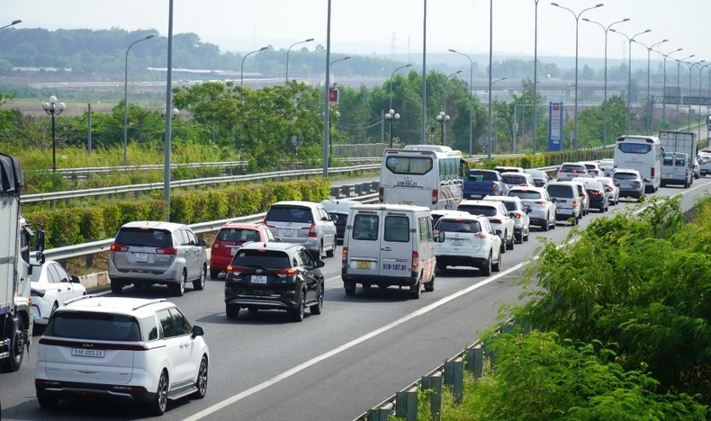 Một số tuyến đường qua Đồng Nai cũng ùn ứ cục bộ khi hàng chục nghìn người dân điều khiển phương tiện từ TP HCM, Bình Dương, Đồng Nai về quê và đi du lịch trên các tuyến quốc lộ, cao tốc qua đi qua địa bàn tỉnh Đồng Nai. Lượng xe trên cao tốc TP HCM - Long Thành - Dầu Giây tăng cao từ sáng 29/4.