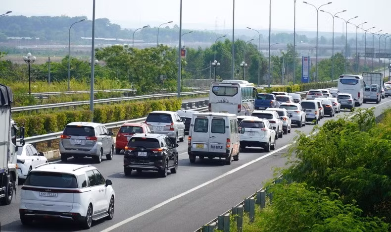 Một số tuyến đường qua Đồng Nai cũng ùn ứ cục bộ khi hàng chục nghìn người dân điều khiển phương tiện từ TP HCM, Bình Dương, Đồng Nai về quê và đi du lịch trên các tuyến quốc lộ, cao tốc qua đi qua địa bàn tỉnh Đồng Nai. Lượng xe trên cao tốc TP HCM - Long Thành - Dầu Giây tăng cao từ sáng 29/4.