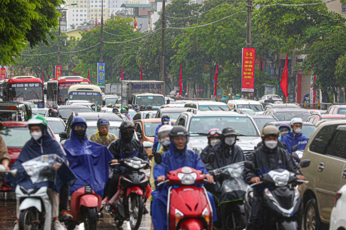 Hàng vạn người dân đổ ra đường di chuyển tới bến xe, di chuyển bằng xe cá nhân về quê khiến bến xe, đường phố đều trong cảnh chật cứng.