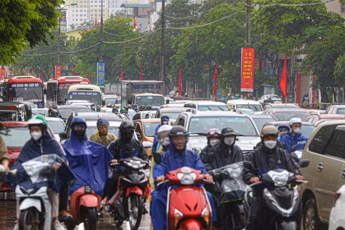 Hàng vạn người dân đổ ra đường di chuyển tới bến xe, di chuyển bằng xe cá nhân về quê khiến bến xe, đường phố đều trong cảnh chật cứng.