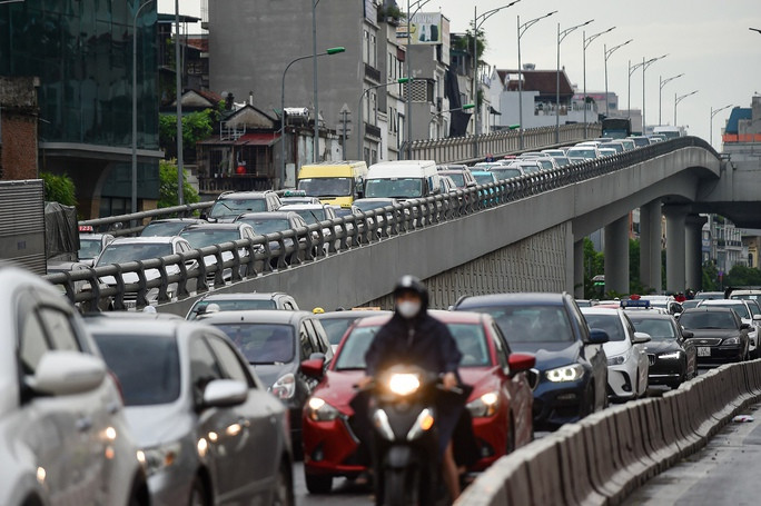 Các lối lên xuống đường trên cao luôn ùn ứ các phương tiện giao thông.